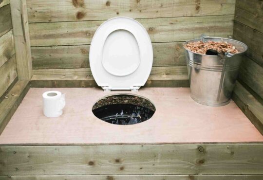 a composting toilet how it works