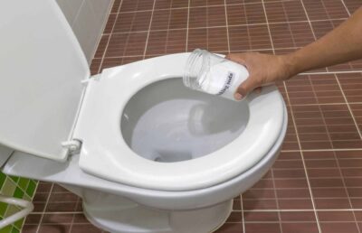 how to unclog a toilet without a plunger